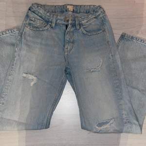 Säljer mina blå lågmidjade straight jeans med hål då de inte kommer till användning. Det finns defekt på insidan som jag kan skicka bild på. Pris går att diskutera ❤️