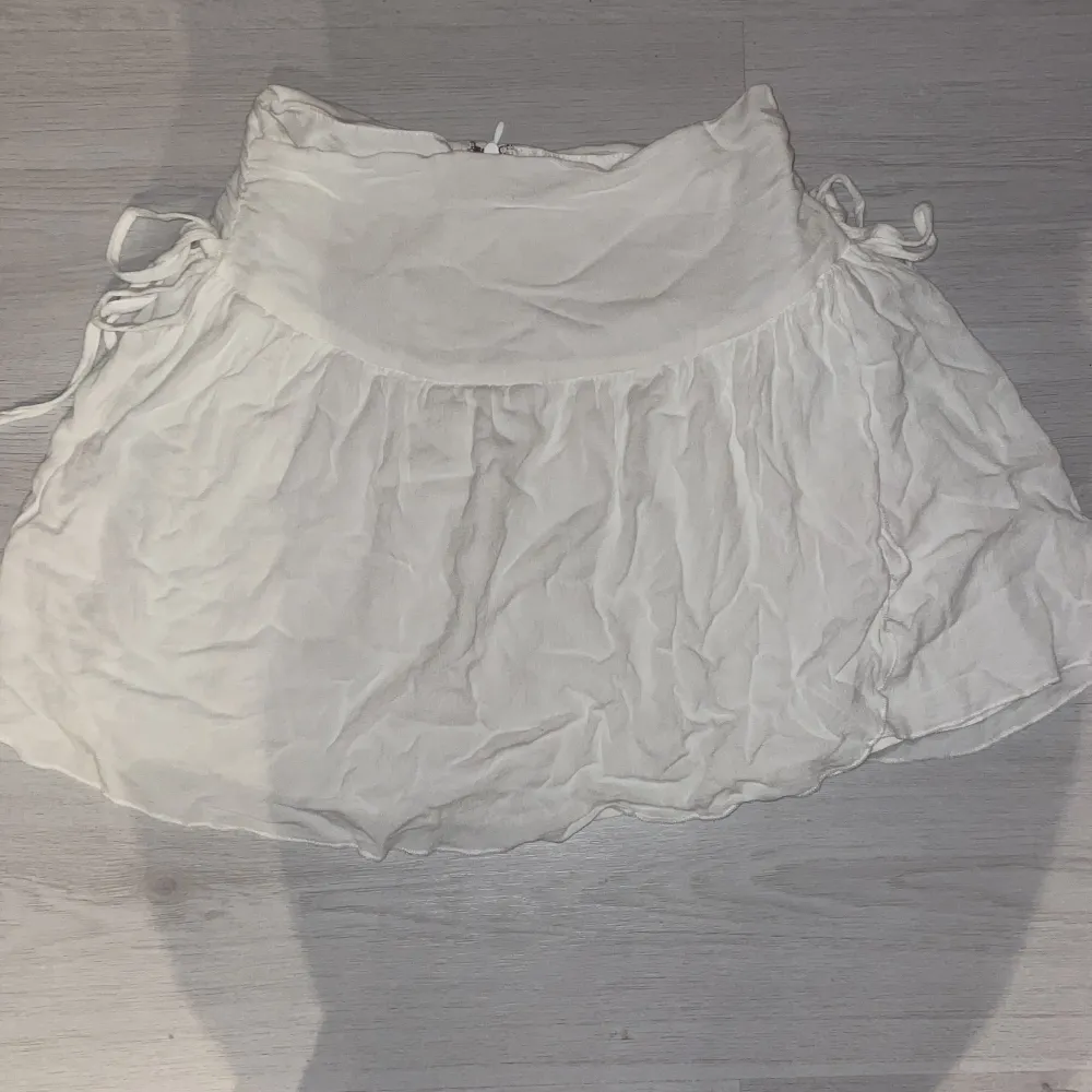 Säljer min vita kjol från shein då jag råka köpa fel storlek, men har den i S och älskar den. Pris går att diskutera ❤️. Kjolar.