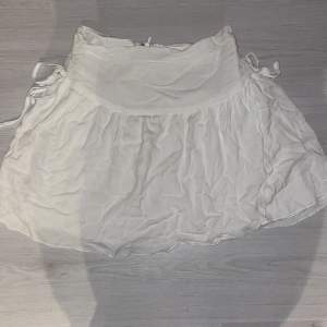 Säljer min vita kjol från shein då jag råka köpa fel storlek, men har den i S och älskar den. Pris går att diskutera ❤️