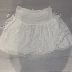 Säljer min vita kjol från shein då jag råka köpa fel storlek, men har den i S och älskar den. Pris går att diskutera ❤️
