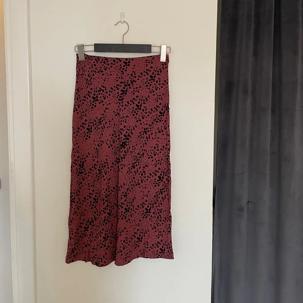 Mönstrad kjol från Lindex i bra kvalitet. Väl använd men i fint skick. XS men passar S också. Skriv för fler bilder:). Kjolar.