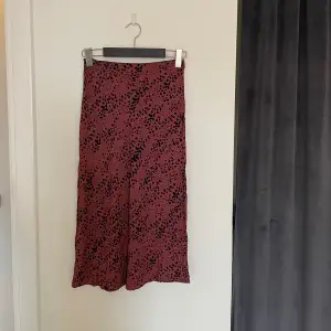 Mönstrad kjol från Lindex i bra kvalitet. Väl använd men i fint skick. XS men passar S också. Skriv för fler bilder:)