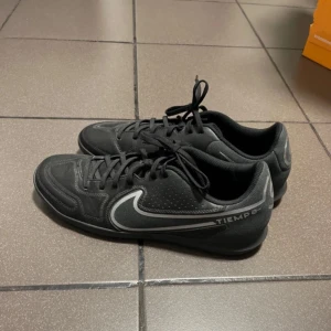 Nike tiempo - Säljer dessa skor, de är i nyskick och använda 1 gång. Skriv vid fler frågor. Pris ej fast.