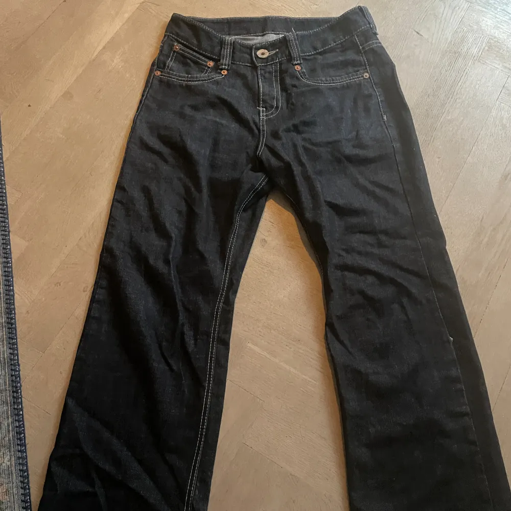 Snygga jeans i bra skick, vita sömmar, mörka byxor. Lite bootcut/flared.. Jeans & Byxor.