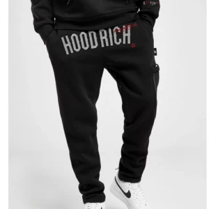 Hoodrich byxor - Säljer dessa byxor från JD🖤 Oanvända med prislappen på. Nypris 750kr.