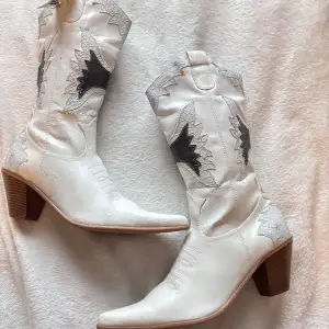 Säljer ett par boots (cowboy boots) som är vintage. De har aldrig använts och har fortfarande tag kvar på dem. Dock har dem få prickor. De är i storlek 41 men passar även 40. (Pris kan alltid diskuteras)😊💕