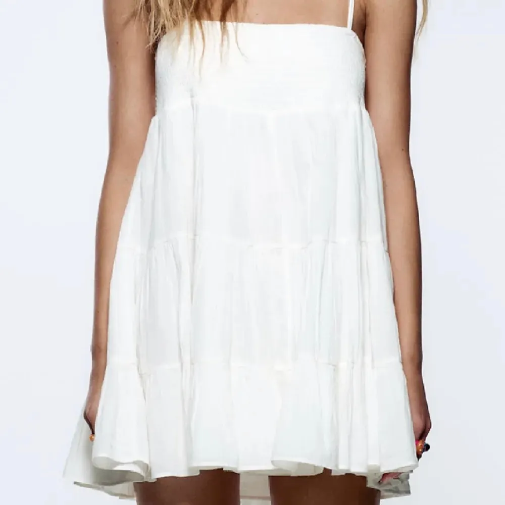 Säljer min helt oanvända vita zara klänning som inte finns att köpa längre! lappen kvar! 🫶🏼. Klänningar.