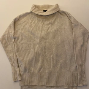 Polotröja - En vit/beige oversized polotröja. Mjuk och varm 🩷