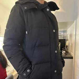 Hollies subway jacka - Dunjacka damjacka hollies subway. I storlek 40. Fickorna har håll som kan fixas och några knappar de bak fattas. Ingen päls ingår. Priset kan diskuteras vid snabbköp.