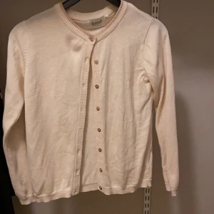 Kofta - En söt kofta som har storlek 134-140 men jag skulle säga att den passar även om man har 152-158🫶🏻 