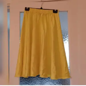 Neon gul kjol i härligt luftigt tyg