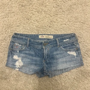 Hollister shorts - Superrr snygga lågmidjade hollister shorts i storlek 5 vilket motsvarar ungefär 26/S❤️