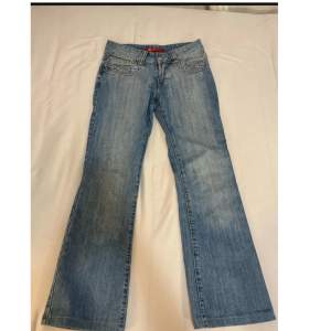 Vintage lågmidjade jeans i storlek 28. Fint skick! 