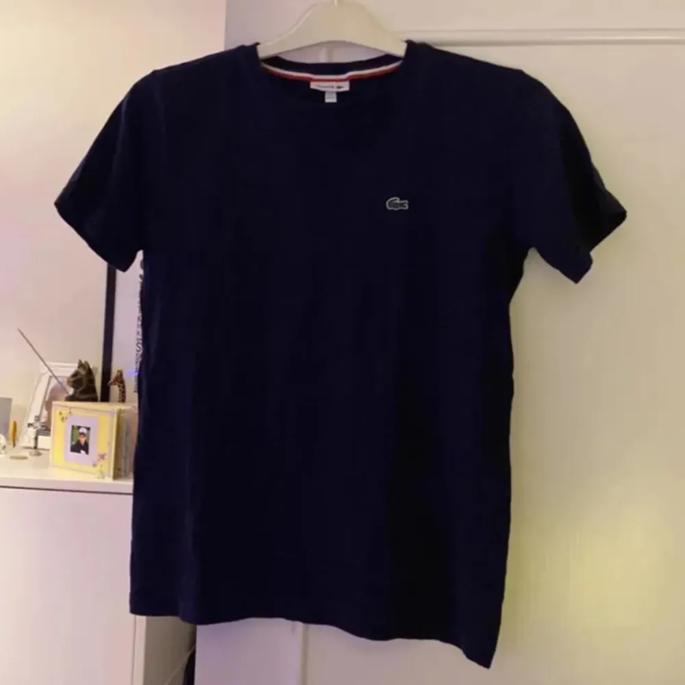 Säljer nu denna snygga Lacoste T-shirt då den är för liten. Passar perfekt för denna sommar! Skick är 10/10, inga defekter. Vid fler frågor, kontakta mig 🤝. T-shirts.