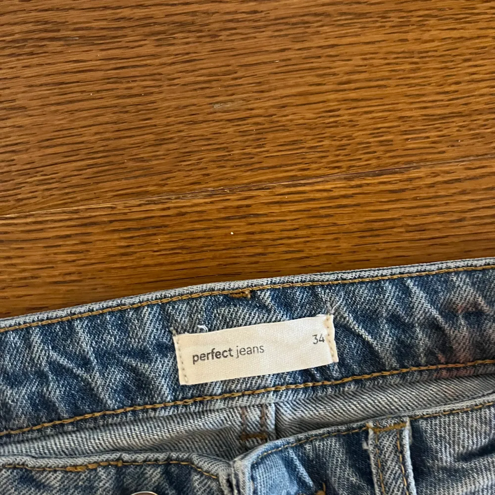 Säljer dessa jeans från Gina då dom börja bli lite för små. Dom har håll på inna knät och är bootcut. Men Dom har inga defekter och är i bra skick, köpte dom för 499kr//skriv ifall ni har några frågor . Jeans & Byxor.