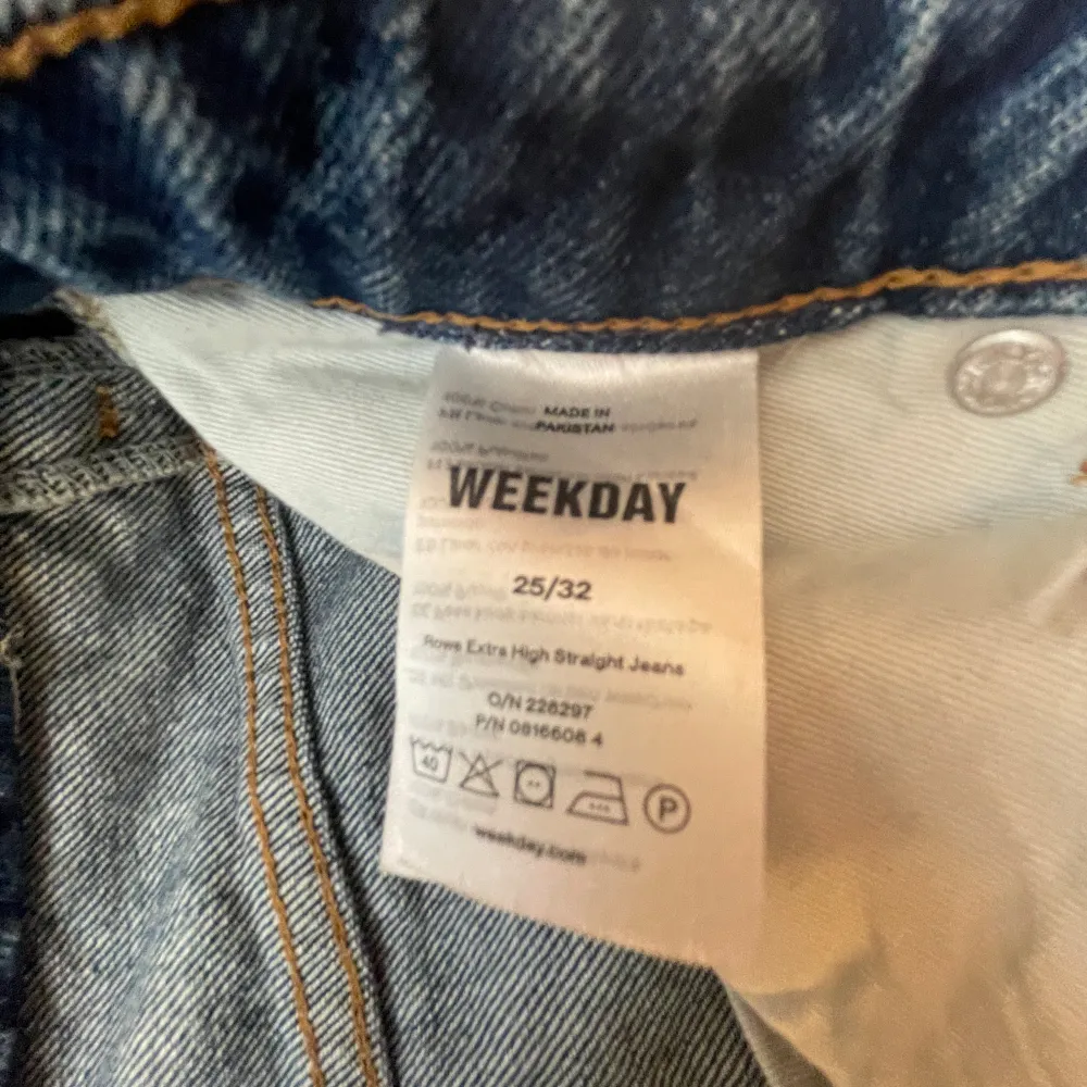 Skit snygga jeans från weekday, i modellen rowe. Dem är moderna och har en snygg baggy passform. Dem är nya och användit 1 gång. Köpte för 590, säljer för 300 men pris kan diskuteras. Tryck helst på kontakta. Jeans & Byxor.