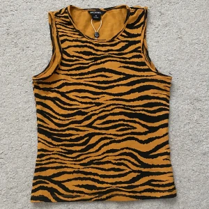 Top - Cool zebramönstrad topp. Har prislapp kvar!