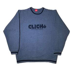 Cliché Skateboards sweatshirt i storlek M. Har en gömd ficka på ena sidan samt en svag fläck på framsidan. Jag på bilden är 180 cm. Mått: axelbredd - 48 cm, längd - 68 cm. Skriv för fler bilder och frågor!