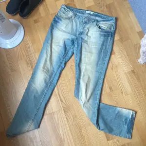 Jeans med massa fina detaljer 