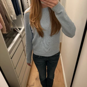 Ljusblå stickad tröja - En ljusblå stickad tröja i Stolek xs ifrån Vero Moda som inte kommer till användning. Är lite nopprig från tvätten som går att se på bilden