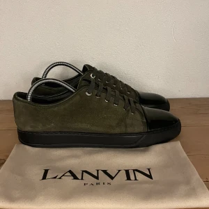 Lanvin skor  - Hej! Säljer nu dessa super sällsynta. Skorna är i superfint skick 8,5/10. Slitna på sulan. Med skorna medföljer dustbag