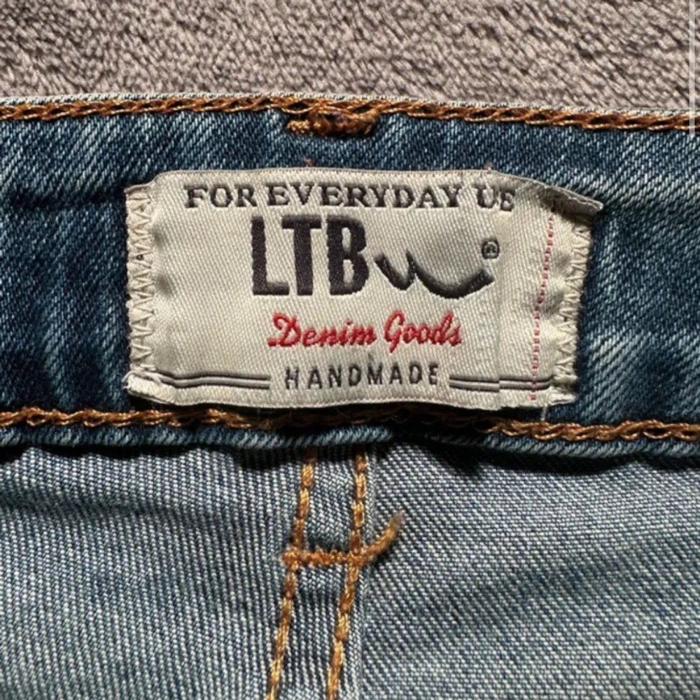 Säljer mina ltb jeans, bra skick men är lite för stora för mig💕. Jeans & Byxor.