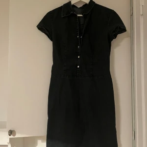 Jeansklänning - Medellång jeansklänning i en jättefin mörkblå färg med en stilren knappning! Bra kvalitet men passar inte mig längre! passar M/L