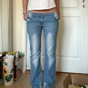 Skit snygga jeans, endast testade!🩷  Sälja för att de va lite för långa för mig! 