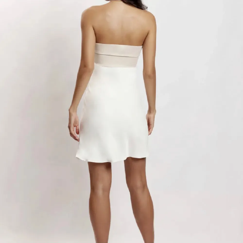 Helt ny klänning från Meshki med lapparna kvar på. ❣️Passar perfekt till studenten❣️Originalpris: £65 vilket motsvarar ca 900 kr + ca 300 kr frakt💞SLUTSÅLD💞Frakt tillkommer📦. Klänningar.