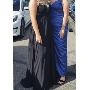 Balklänning  - Säljer en nästan helt ny klänning från Christian Koehlert. Använd endast en gång. Storlek S men den har en knytning i ryggen med reglerbar omkrets som gör att den passar xs-s-m. Har även vadderade kupor. Längd från Axel i bak 165 cm. Nypris 4000kr.