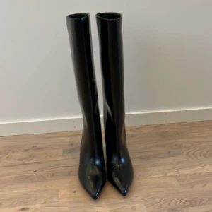 Stövlar med låg klack - Storlek 36 men passar 37 oxå då de lite smått stora. Jätte fina helt oanvända klackar med låg klack, passar till de mesta och är sköna att ha på sig. Ny pris 650, jag säljer för 350