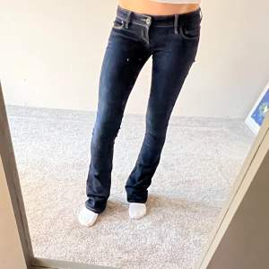 Så snygga Lågmidjade och utsvängda jeans från Guess!⭐️