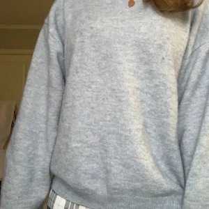 Ljusblå stickad tröja🩵 - Säljer denna jätte fina och bekväma stickade tröjan från H&M i strl S men den är ganska stor i storleken så den sitter ungefär som en M💓💓 den är pyttelite nopprig på vissa ställen men det syns knappt, men annars så är den i jättebra skick!💓