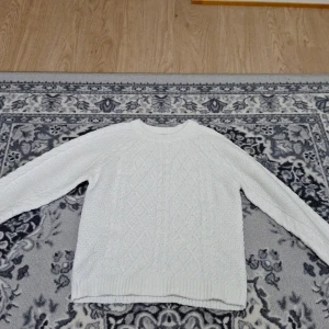 En vit tröja - Den är size 140 och jag har tagit på mig den några gånger. Den är från lager 157 och funkar jätte bra för vintren eller hösten.