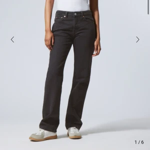 Svarta Weekday jeans - Svarta weekday jeans i modellen pin mod straight jeans. Väldigt fint skick! Använda få gånger. Storlek 28 i midjan och 32 i längden.
