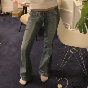 Lågmidjade jeans - Så snygga lågmidjade jeans i storlek 28❤️ jag har oftast 36/38 och är 170 cm lång, har sprättat upp de där nere så de är extra långa ❤️