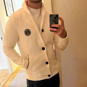 Kofta  - Riktigt fin kofta! Väldigt trendigt och kan inte bli fel. Storlek M och i bra skick!