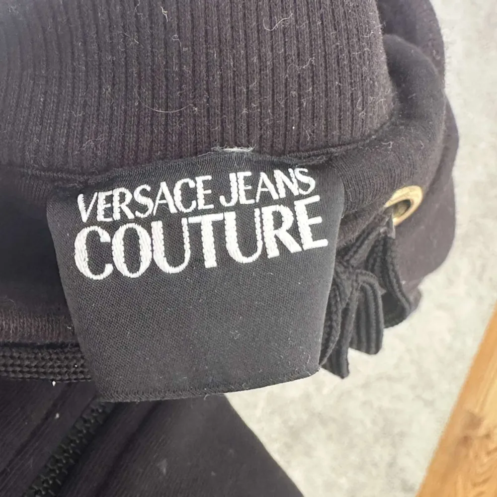 Byxor till Versace dress, tröjan finns oxå. Unisex modell och passar M Aldrig använda. Jeans & Byxor.