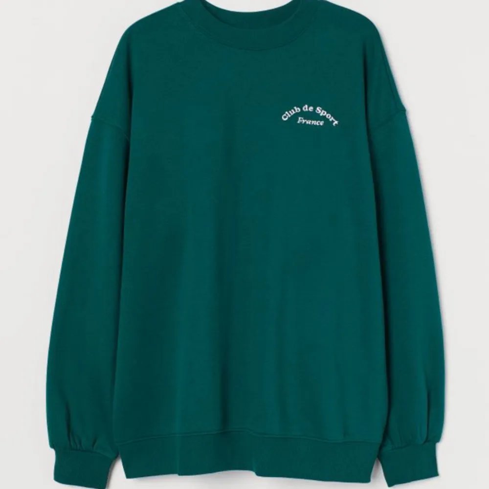 Grön sweatshirt från H&M i storlek S. Säljer då den inte kommer till användning. Den är använd fåtal gånger men har inga defekter 😊. Hoodies.