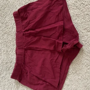 Vinröda shorts - Fina vinröda shorts som knappt blivit använda. 