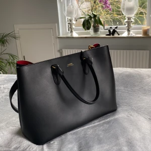 Ralph Lauren väska - Riktigt rejäl och snygg väska från Ralph Lauren som är i nyskick i läder. Funkar perfekt till skola eller jobb! 💼 