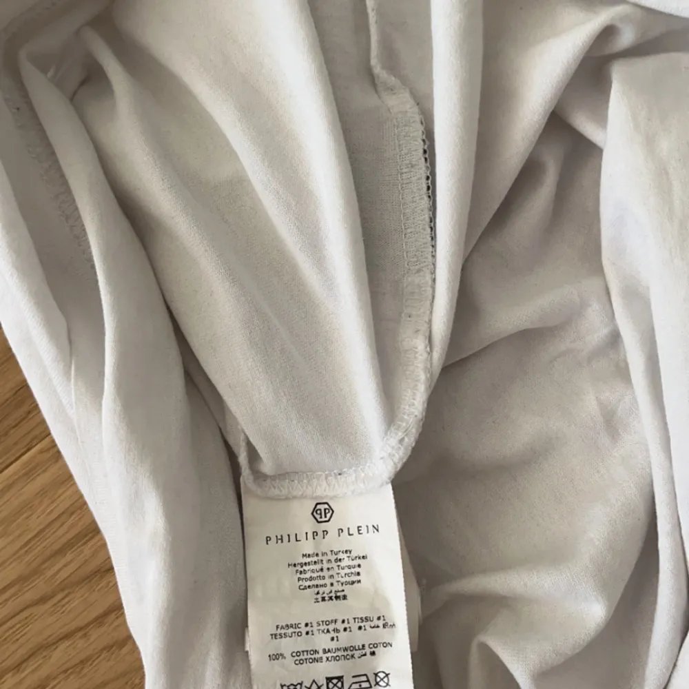 Köpte denna tröja för drygt 6 månader sedan storlek M men tappade bort den så den har inte kommit till mycket användning, ny pris på tröjan är 5000 men köpte den på rea på wallenbergs för ungefär 2300 kr har inget behov av den längre då ja växt ur de. T-shirts.