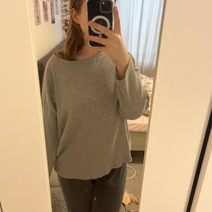 Stickad tröja  - I gott skick 