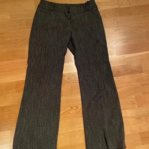 Lågmidjade kostymbyxor  - Fina kostymbyxor med låg midja, jag är 166cm