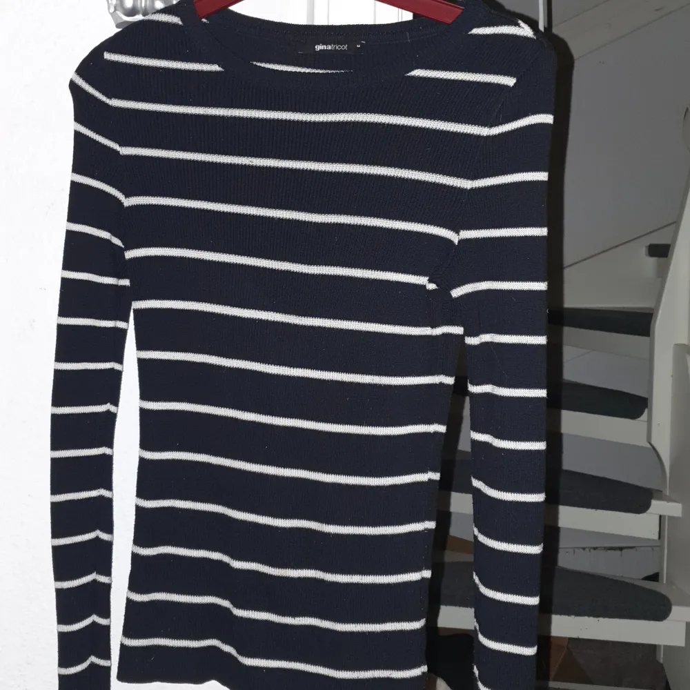Randig tröja från Gina storlek M i använt skick marinblå med vita ränder. Stickat.