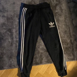 Svarta adidas byxor  - Svarta adidas byxor okej skick 