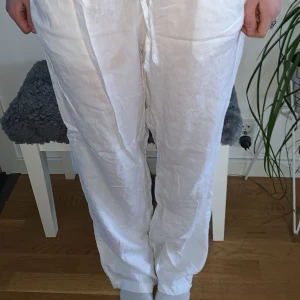 Linnebyxor - Vita linnebyxor från lager 157 (ordinarie pris 200)