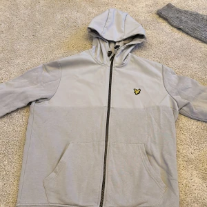 Grå  lyle & scott - Skit snygg går lyle&scott i S knappt använd näst in till ny först till kvarn som gäller här 