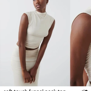 Soft touch top Gina Tricot💖🫶🏻 - Säljer denna otroligt tjusiga beiga soft touch toppen från Gina Tricot. Toppen är oanvänd och gjord i jättebra kvalitet och super skönt tyg.💫Säljer pga att jag inte passar i färgen.🫶🏻