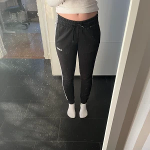 Träningsbyxor - Träningsbyxor från adidas perfekt får gymmet eller aktiviteter.